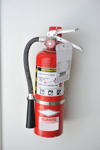 File:Wall-mounted fire extinguisher with service tag, from FEMA -e.jpg