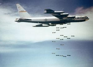 Boeing B-52 bombing run.jpg
