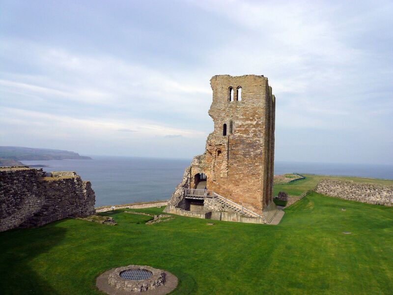 File:Scarborough-castle-keep-well.jpg
